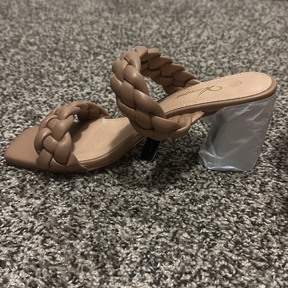 Nude block heel sandals - Picture 2 of 3